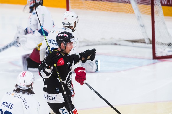 Lugano?&#039;s player Tim Heed, front, celebrates the 1-0 goal against Laker&#039;s goalkeeper Noel Bader, during the preliminary round game of National League Swiss Championship between HC Lugano and ...