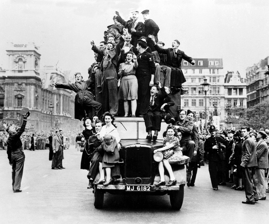 London am 8. Mai 1945: Die Menschen feiern das Ende des Zweiten Weltkriegs.