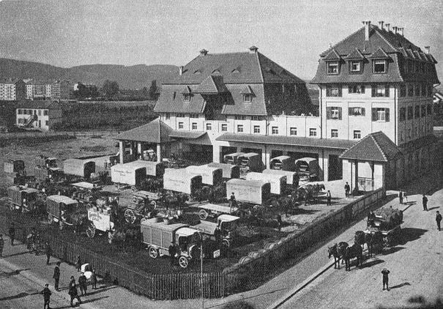 Auto-Fuhrpark in der Ernastrasse 25. Das Foto ist von 1910.