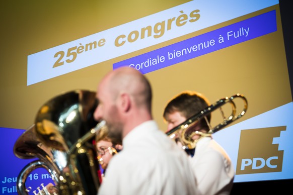 La fanfare joue de la musique lors du congres du PDC du Valais romand (PDCVR) en vue des elections federales ce jeudi 16 mai 2019 a Fully. (KEYSTONE/Jean-Christophe Bott)