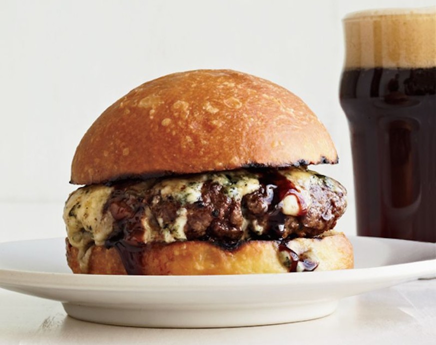 port and stilton burger hamburger fleisch essen alkohol trinken food https://www.foodandwine.com/recipes/umami-burgers-with-port-and-stilton