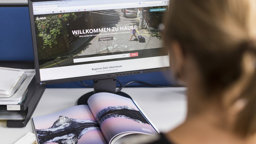 A woman surfs on the the airbnb website, pictured in Zurich, Switzerland, on September 4, 2014. (KEYSTONE/Gaetan Bally)