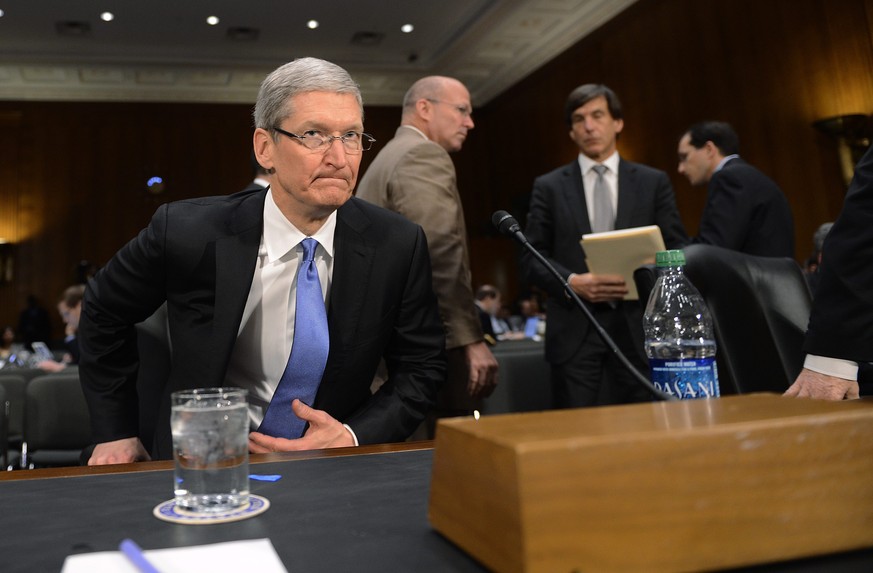 epa05171707 (FILE) A file picture dated 21 May 2013 shows Apple Inc. Chief Executive Tim Cook preparing to testify before the Senate Homeland Security and Governmental Affairs Committee&#039;s Investi ...
