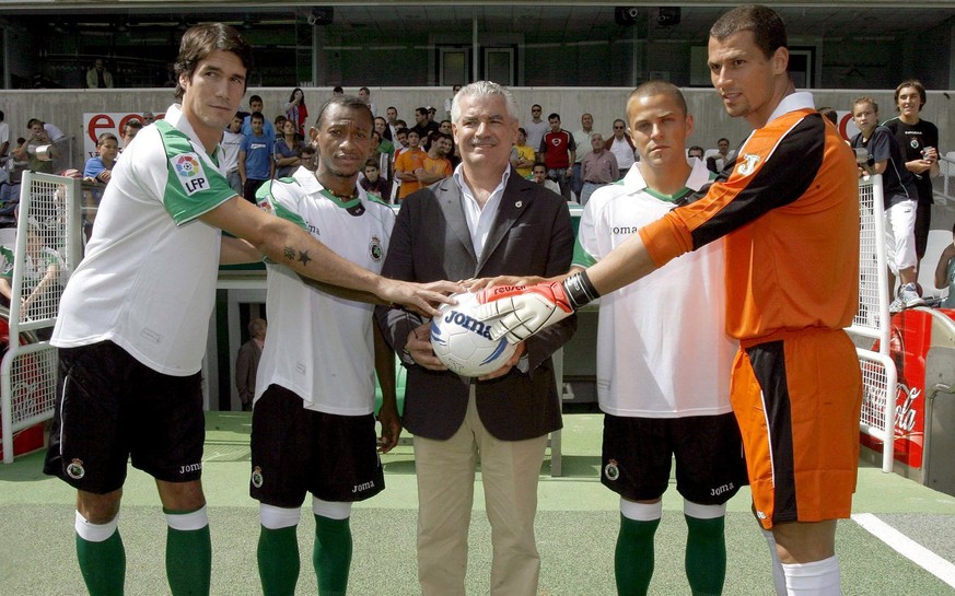 epa01109082 Racing Santander President Francisco Pernia (C) poses for photographers with new Racing Santander soccer players (L-R) Spanish Cesar Navas, Congolese Mohamme Tchite, US midfielder Danny Sz ...