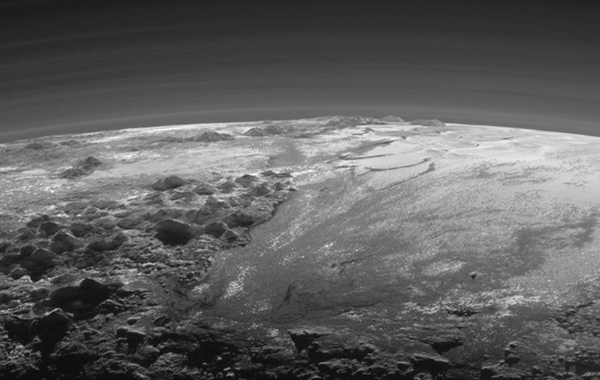 Berge und Eisflächen auf dem Pluto.