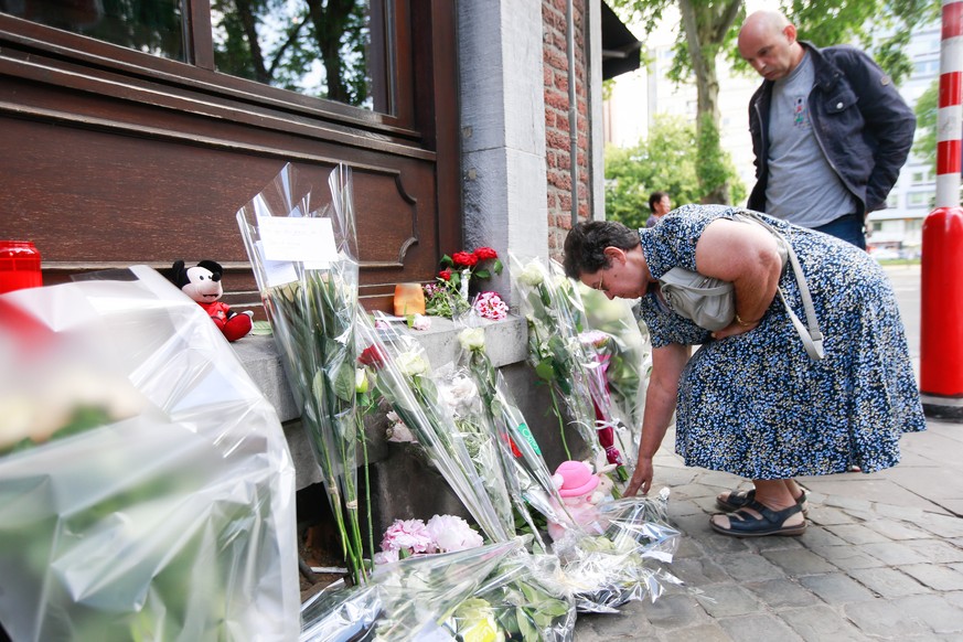 epa06772580 Mother of the police officer Soraya who was shot during the attack, Bernadette Hennart pays tribute to her daughter in front of the Cafe &#039;Les Augustins&#039;, in Liege, Belgium, 30 Ma ...