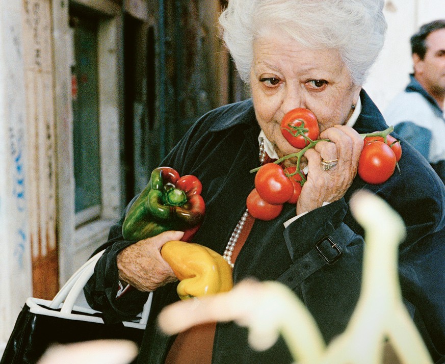 Signora Hazan auf der Suche nach gutem Gemüse.