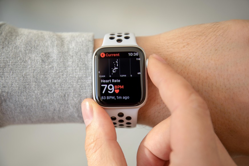 Apple Watch mit Herzfrequenzmessung.