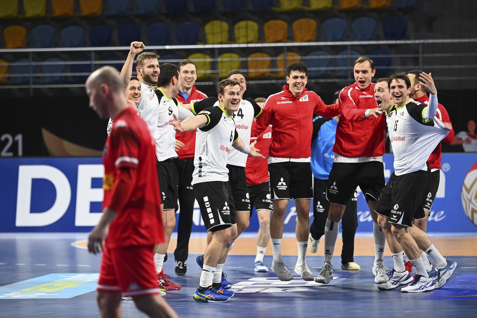 epa08937778 Players of Switzerland celebrate their win after the match between Austria and Switzerland at the 27th Men&#039;s Handball World Championship in Cairo, Egypt, 14 January 2021. EPA/Anne-Chr ...