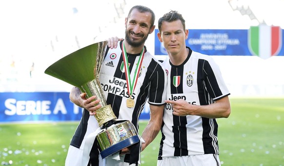 epa05979691 Juventus&#039; players Giorgio Chiellini (L) and Stephan Lichtsteiner celebrate the 2016-2017 Italian Serie A Championship (Italian &quot;Scudetto&quot;) at the end of the Italian Serie A  ...