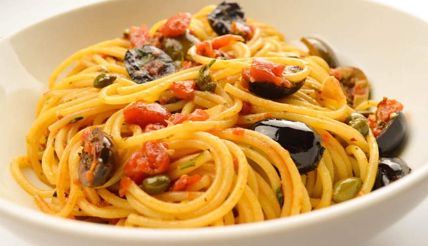 Spaghetti puttanesca oliven kapern sardellen http://monfoodblog.com/2012/10/30/spaghetti-alla-puttanesca-3/