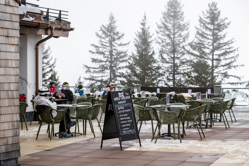 Die Terrasse des Berg Restaurants Ristis im Brunni Skigebiet oberhalb von Engelberg im Kanton Obwalden, am Mittwoch, 17. Februar 2021. Zurzeit duerfen das Essen und die Getraenke, die per Take Away ve ...