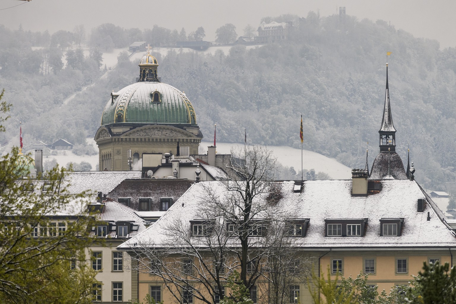 The city of Bern with the Federal Palace, the parliament building, under a blanket of snow, Sunday, May 5, 2019. (KEYSTONE/Alessandro della Valle)