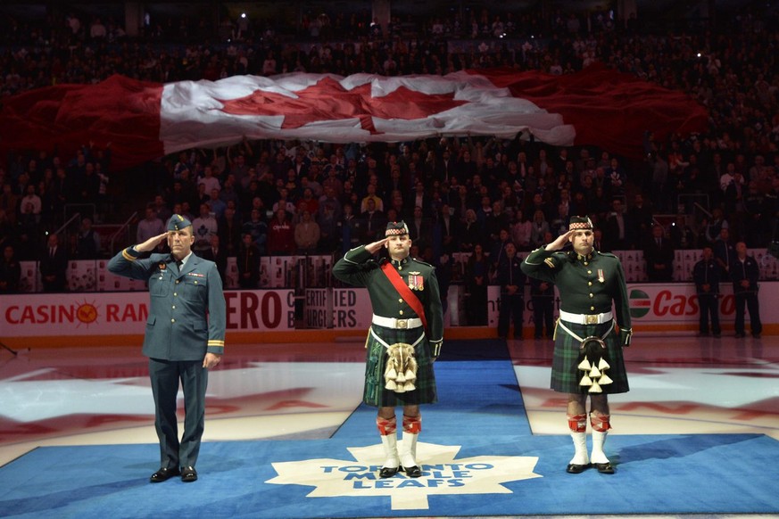 Die Toronto Maple Leafs ziehen auch vor dem Spiel eine (Folklore-)Show ab.