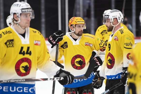 Le top scorer bernois Mark Arcobello, centre, montre sa deception lors du match du championnat suisse de hockey sur glace de National League entre le Lausanne HC et le SC Bern ce samedi 29 fevrier 202 ...