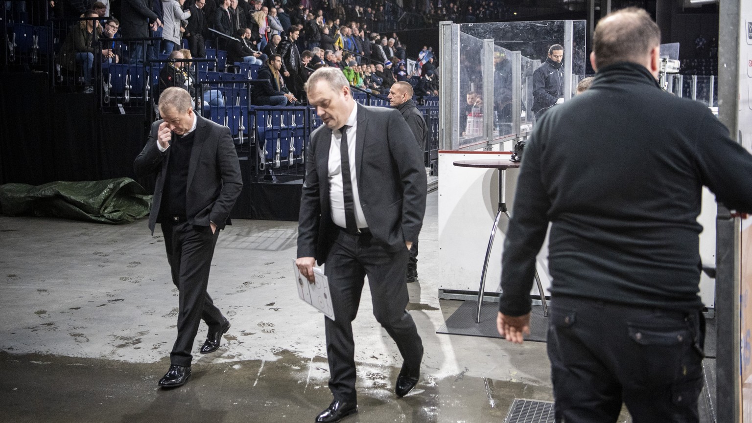 Luganos Cheftrainer Greg Ireland, links, verlaesst enttaeuscht das Eis im Eishockeyspiel der National League zwischen den ZSC Lions und dem HC Lugano am Dienstag, 8. Januar 2019, im Zuercher Hallensta ...
