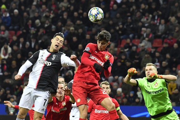 Leverkusen&#039;s Kai Havertz, center, heads the ball past Juventus&#039; Cristiano Ronaldo during the Champions League Group D soccer match between Bayer Leverkusen and Juventus at the BayArena in Le ...
