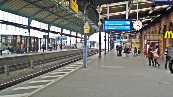 Bahnsteighalle des Bonner Hauptbahnhofes.