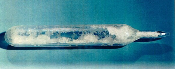 Uranhexafluoridkristalle in einer Glasampulle
https://de.wikipedia.org/wiki/Uran(VI)-fluorid#/media/Datei:Uranium_hexafluoride_crystals_sealed_in_an_ampoule.jpg