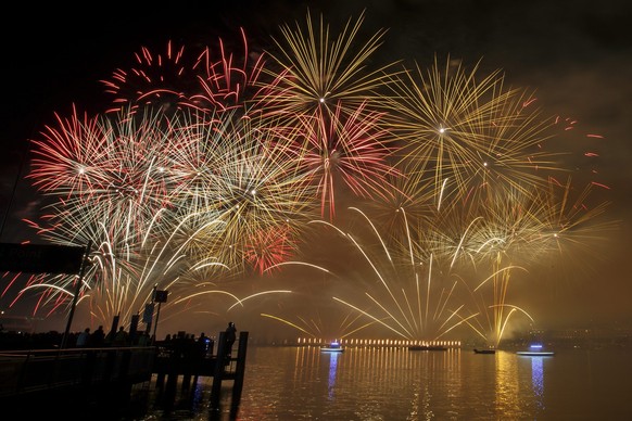 epa05481826 Fireworks illuminate the sky during the Geneva Lake Festival, in Geneva, Switzerland, 13 August 2016. The firework marks the highlight of the Geneva Lake Festival, formerly named &quot;Fet ...