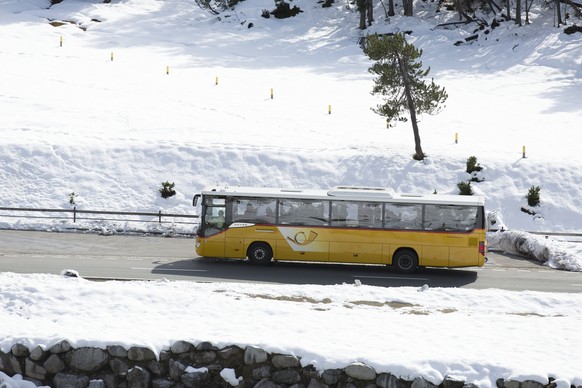 ARCHIV - BERNER WIRTSCHAFTSGERICHT WEIST ANKLAGE IM POSTAUTO-FALL ZURUECK -- A Postauto bus on the road to Fuorn Pass, pictured in the Swiss National Park near Zernez in the canton of Grisons, Switzer ...