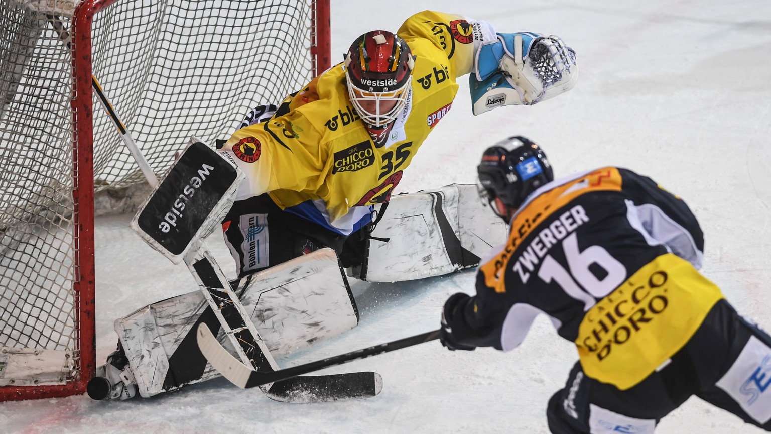 From left, Bern&#039;s goalkeeper Tomi Karhunen and Ambri&#039;s player Dominic Zwerger, during the preliminary round game of National League A (NLA) Swiss Championship 2019/20 between HC Ambri Piotta ...