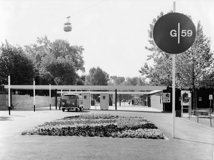 Eingang zur Gartenausstellung G59 in Zürich, mit der Schwebebahn im Hintergrund, 1959.