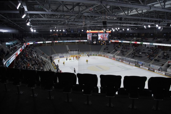 Sicht in die fast leere Halle im Eishockey Meisterschaftsspiel der National League zwischen dem EHC Biel und dem SC Bern, am Dienstag, 20. Oktober 2020, in der Tissot Arena in Biel. (KEYSTONE/Peter Sc ...