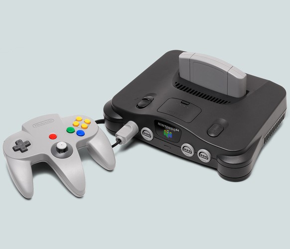 Die unfreiwilligen Kurswechsel führten dazu, dass der Nintendo N64 1996 ohne optisches Laufwerk erschien.