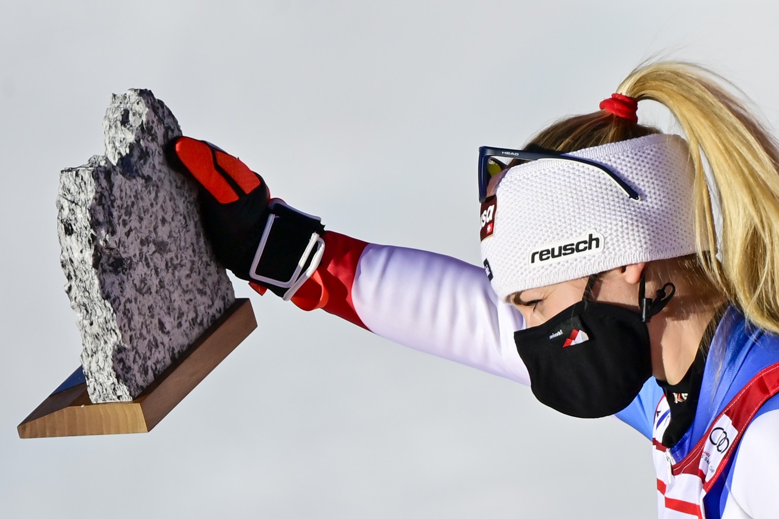 ARCHIVBILD ZUR ANSTEHENDEN SKI-WM IN CORTINA D&#039;AMPEZZO --- Lara Gut-Behrami of Switzerlansd celebrates during the podium ceremony of the women&#039;s Super-G race at the FIS Alpine Ski World Cup  ...