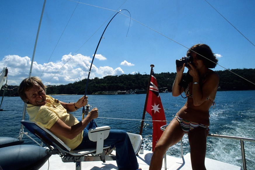 Nationaltrainer Rudi Gutendorf (Australien) mit Frau beim Angelausflug auf einem Boot