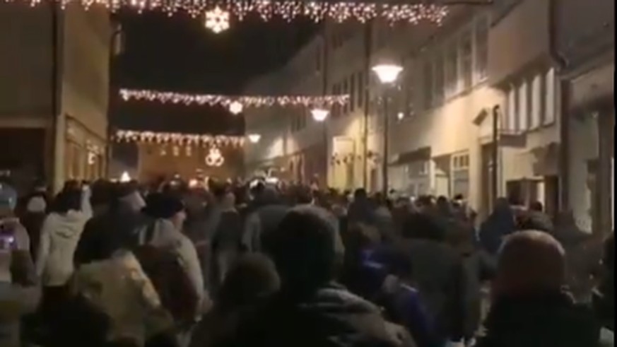 Hildburghausen am MIttwochabend: Rund 400 Menschen, die meisten ohne Masken, ziehen singendl durch die Stadt in Deutschlands Corona-Hotspot Nummer 1.