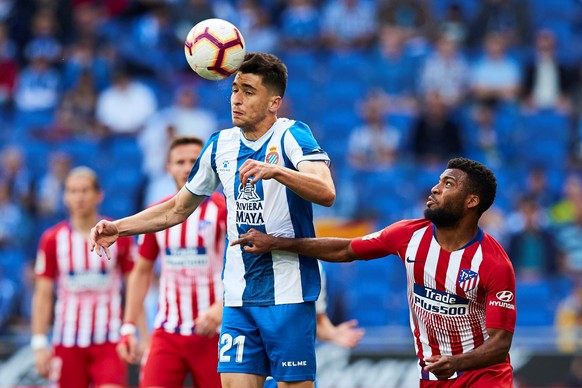 epa07546966 RCD Espanyol&#039;s Marc Roca (L) in action against Atletico Madrid&#039;s Thomas Lemar (R) during the Spanish LaLiga soccer match between RCD Espanyol and Atletico Madrid at the RCDE Stad ...