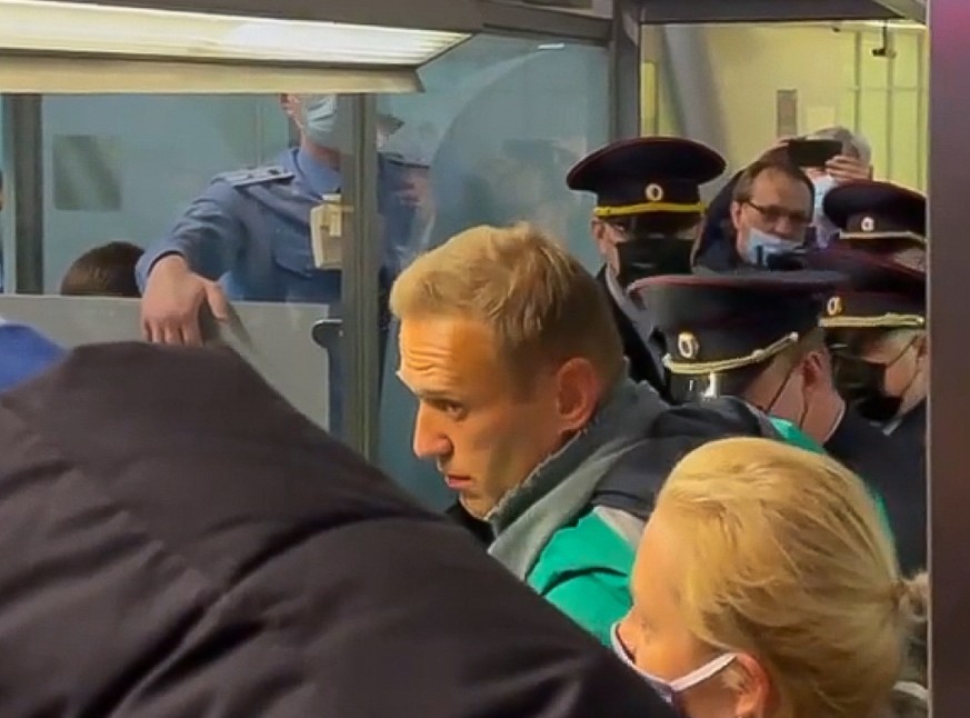 dpatopbilder - Das Videostandbild zeigt den russischen Oppositionsführer Alexej Nawalny (M), der neben seiner Ehefrau Julia steht. Foto: ---/Sputnik/dpa