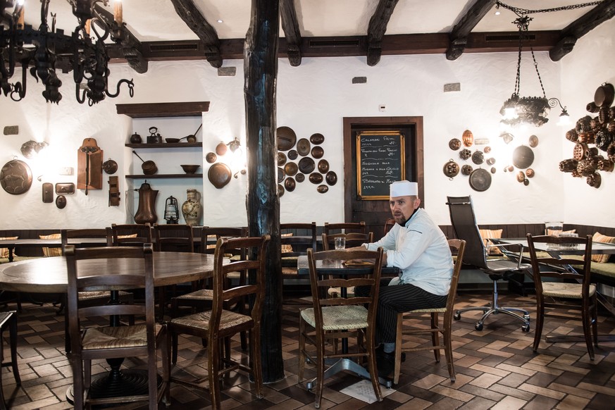 Ein Koch isst in einer Pause, im Restaurant Grotto Broggini in Losone, am Mittwoch, 29. April 2020. Das Grotto Broggini und das Blu Restaurant &amp; Lounge haben ihre Kraefte vereint, um inmitten der  ...