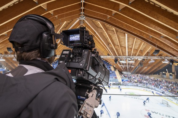 TV man before the game between HC Ambri-Piotta and Salavat Yulaev Ufa, at the 93th Spengler Cup ice hockey tournament in Davos, Switzerland, Thursday, December 26, 2019. (KEYSTONE/Melanie Duchene)