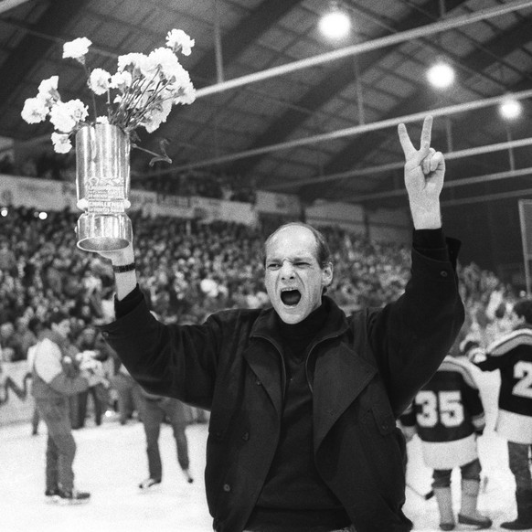 Trainer John Slettvoll hat Lugano «grande» gemacht. Hier feiert der Schwede 1986 in Davos den ersten Meistertitel mit seinem Team.&nbsp;
