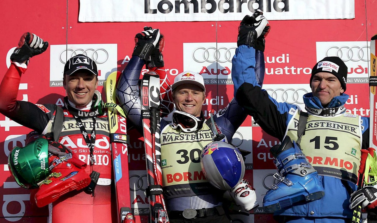 US winner Daron Rahlves (C), second placed Austrian Fritz Strobl (L) and third placed Swiss Tobias Gruenenfelder (R) celebrate on the podium after the men&#039;s downhill race of the alpine skiing Wor ...