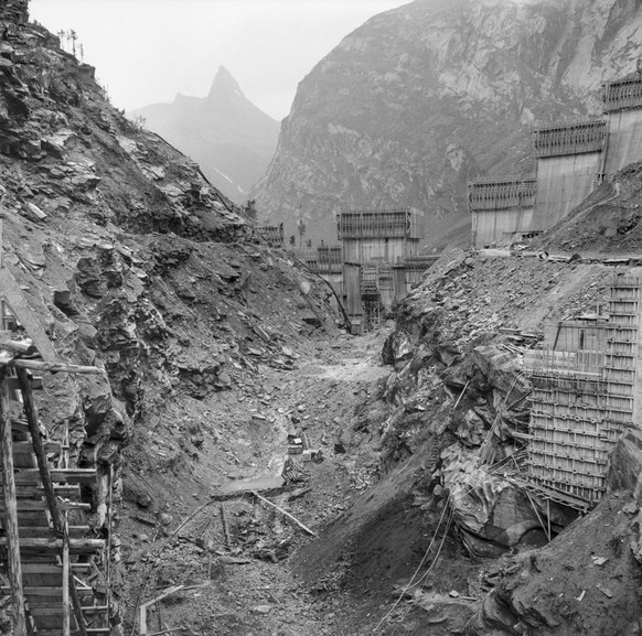 Die Baustelle der Staumauer der Zervreila Kraftwerke im Kanton Graubuenden, aufgenommen im August 1955. (KEYSTONE/PHOTOPRESS-ARCHIV/Hermann Schmidli)