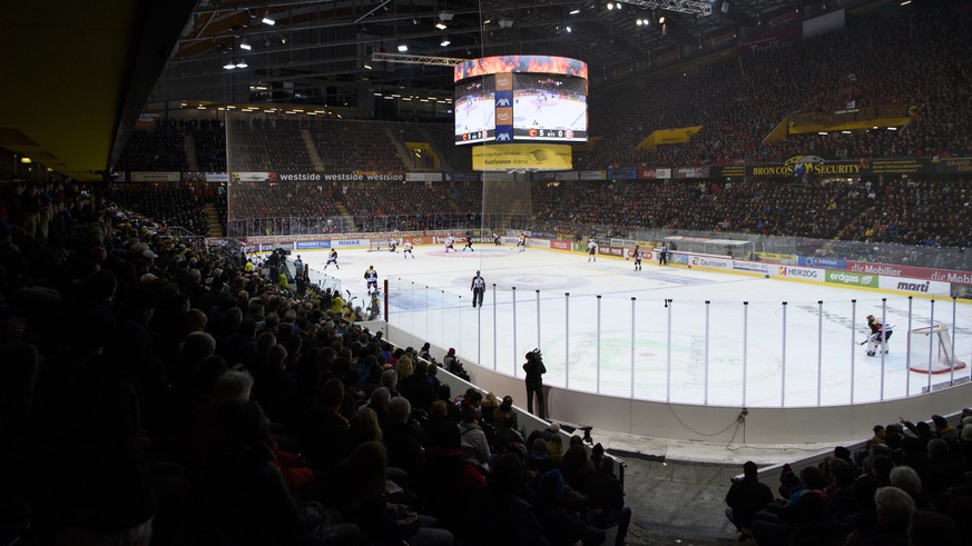 Publikum in der PostFinance Aren beobachten das Spiel, im dritten Eishockey Playoff-Viertelfinalspiel der National League zwischen dem SC Bern und dem Geneve Servette HC, am Donnerstag, 15. Maerz 2018 ...