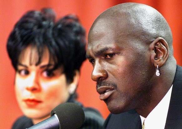 ORD10 - 19990113 - CHICAGO, IL, UNITED STATES : (FILES) File picture dated 13 January, 1999 shows Michael Jordan (R) of the Chicago Bulls, flanked by his wife Juanita, as he addresses a press conferen ...