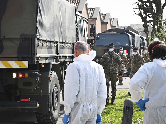 Italien: Ein Militärkonvoi transportiert Leichen aus Bergamo zum Krematorium von Ferrara.