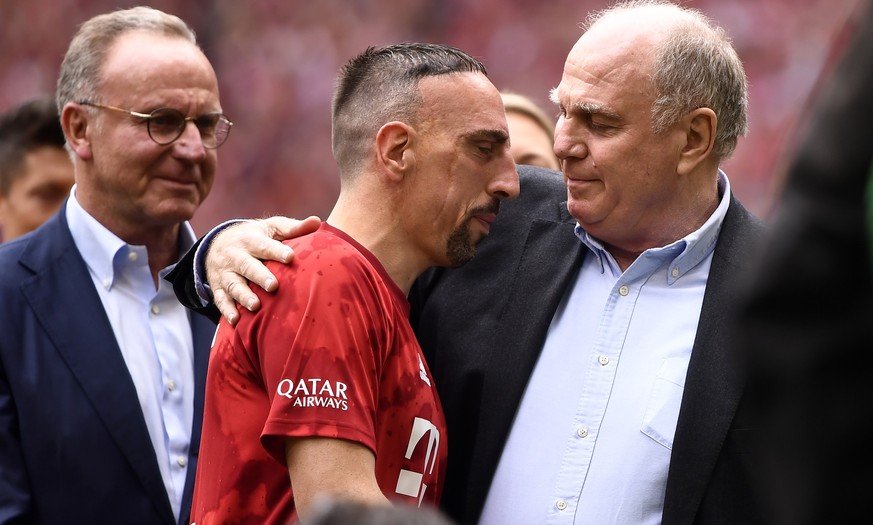 epa07580932 Bayern&#039;s Franck Ribery (C) reacts next to Bayern&#039;s chairman of the board Karl-Heinz Rummenigge (L) and Bayern&#039;s president Uli Hoeness (R) before the German Bundesliga soccer ...