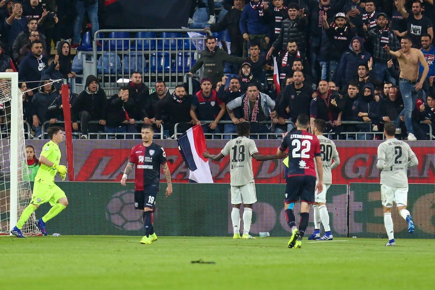 EDITORS NOTE OBSCENE GESTURE - Juventus&#039; Moise Kean, third from left, celebrates in front of Cagliari fans after scoring his side&#039;s second goal during a Serie A soccer match between Cagliari ...