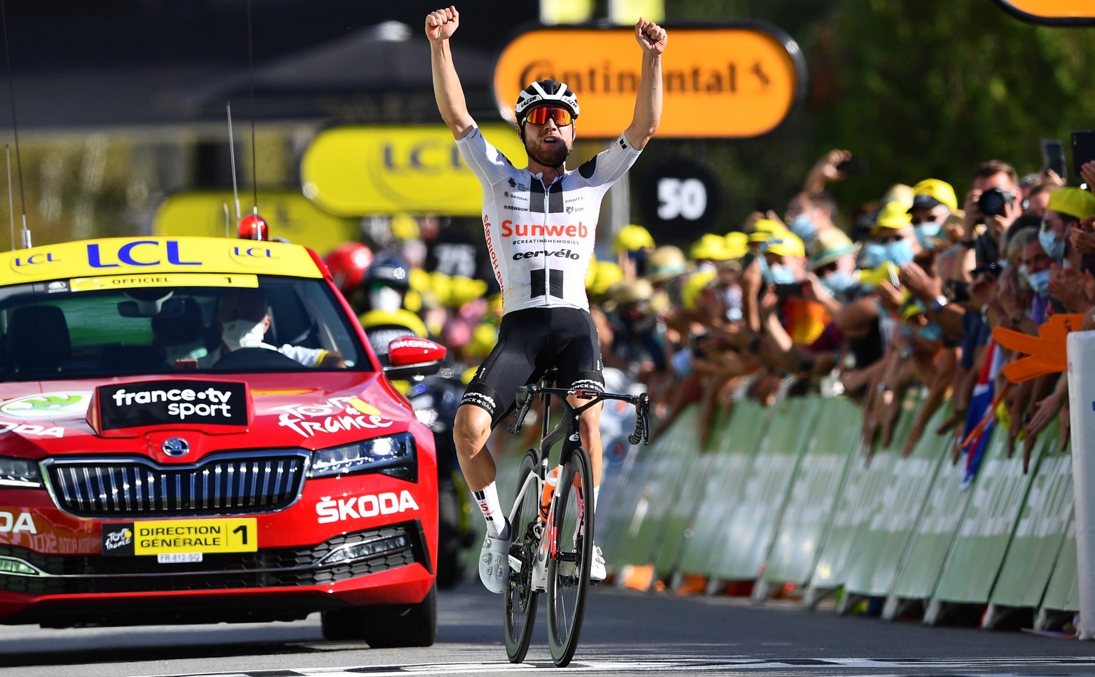 epa08659232 Swiss rider Marc Hirschi of Team Sunweb wins the 12th stage of the Tour de France cycling race over 218km from Chauvigny to Sarran, France, 10 September 2020. EPA/Stuart Franklin / Pool