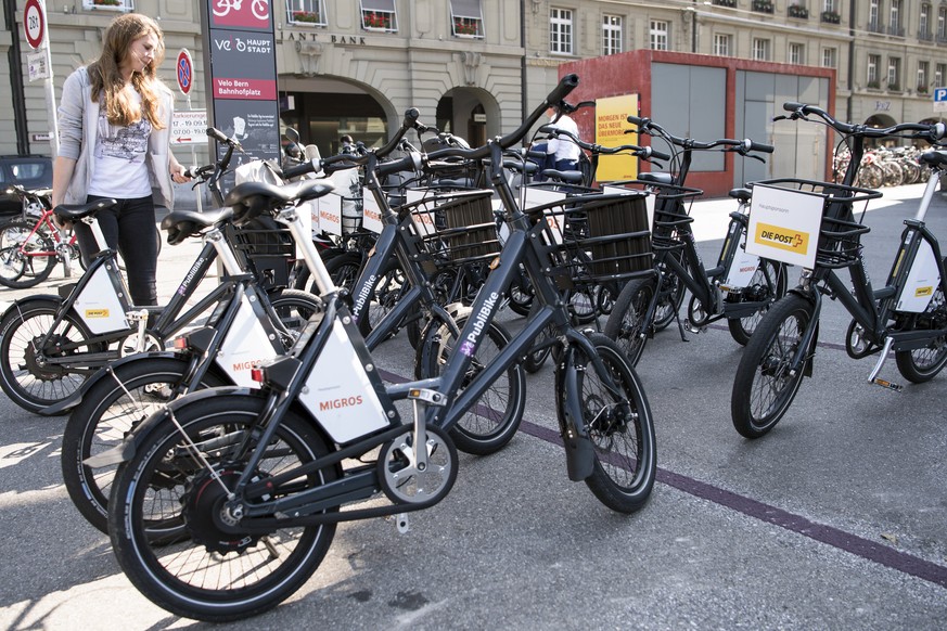 Sicht auf eine Velostation mit Fahrraeder von PubliBike, am Dienstag, 18. September 2018, in Bern. Nach Eroeffnung der Stationen konnten die Veloschloesser problemlos geknackt werden und die Fahrraede ...