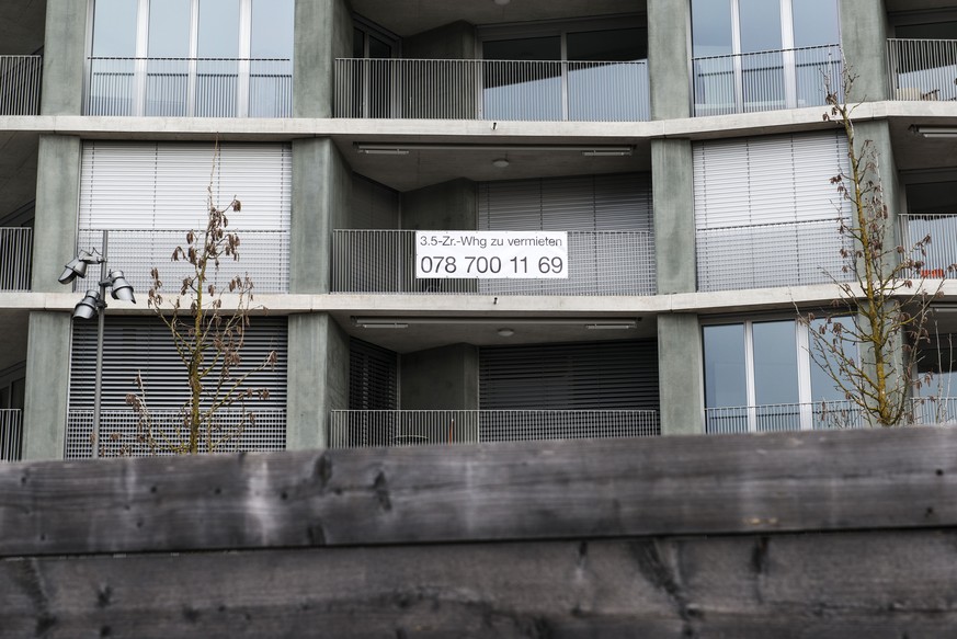 ARCHIVBILD ZUR STUDIE DES ZUERCHER MIETERVERBANDES UEBER DEN WOHNUNGSMARKT UND AIRBNB, AM DIENSTAG, 3. OKTOBER 2017 - A banner advertizes a vacant 3.5 rooms apartment in Zurich, Switzerland, pictured  ...