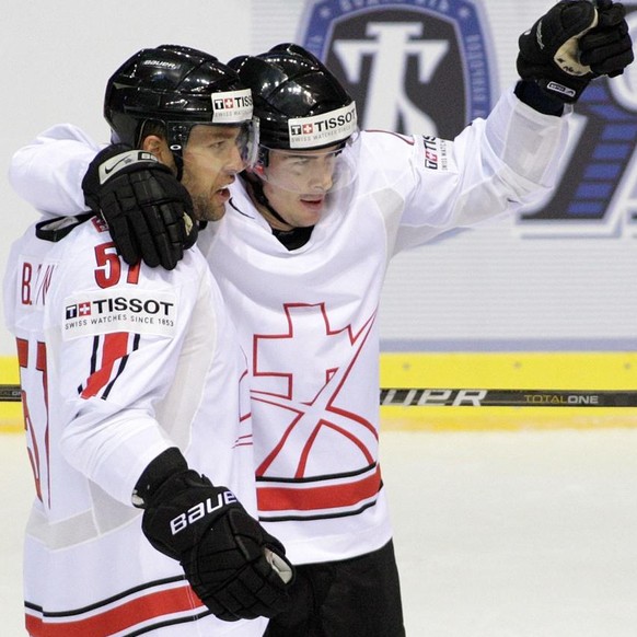 Goran Bezina und Raphael Diaz, rechts, feiern einen Treffer im Eishockey Weltmeisterschaftsspiel zwischen Kanada und der Schweiz, am Dienstag, 3. Mai 2011, in der Steel Arena in Kosice, Slowakei. (KEY ...