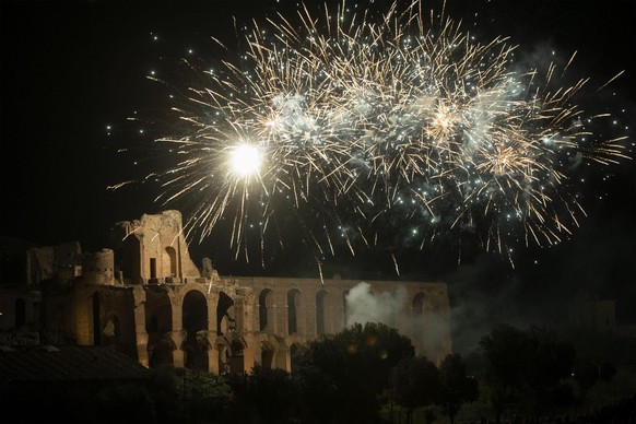 epa07256402 Fireworks lit the night sky during a show at Circus Maximus as part of New Year&#039;s celebrations in Rome, Italy, 01 January 2019. EPA/MASSIMO PERCOSSI
