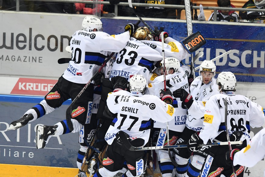 Fribourg&#039;s players celebrate the 3-4 goal, during the third match of the playoffs quarterfinal of the National League Swiss Championship 2017/18 between HC Lugano and HC Fribourg-Gotteron, at the ...